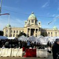 Proslava 1. maja ispred Skupštine Srbije: Više stotina ljudi, roštilj, muzika