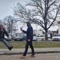Incident nakon mitinga u Nišu: Novinarki pokušali da izbace telefon dok je snimala autobuse