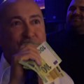 (Foto) za minut uzeo: 2.000 evra Našeg pevača okitili evrima na privatnom veselju: Evo zbog čega je broj jedan kad je…