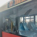 (VIDEO) Pukao prozor, komadi stakla padali po autobusu GSP-a, vozač samo nastavio da vozi