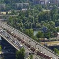 Haos na Mostu na Adi: Tramvaj ispao iz šina, saobraćaj potpuno blokiran (foto)