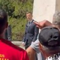 Izviždan gradonačelnik Podgorice: Odustao od govora na obeležavanju Dana državnosti, vikali mu "fašisto" (video)