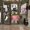 Studenti i profesori Filološko-umetničkog fakulteta zajedno blokiraju zgradu Rektorata nakon što je rektor najavio održavanje…