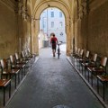 FOTO Protest ispred Ekonomske škole: Ispiti u školi čiji je učenik žrtva pada nadstrešnice