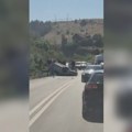 Smrskana vozila, prevrnuta na krov kod Užica Žestok sudar najmanje dva putnička vozila, ima povređenih (video)