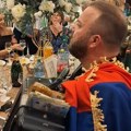 Ono što je Borko Radivojević doživeo u Rumuniji je respekt: Gosti ga okitili evrićima, pa ogrnuli srpskom zastavom!