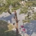 VIDEO: Maskirani muškarci sa palicama u centru Bačke Palanke, bačena i zapaljiva naprava
