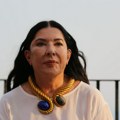 Homoerotski ples Srba i Albanaca: Novi performans Marine Abramović ima orgije na sahranama, druga Tita i neobrijane pazuhe…