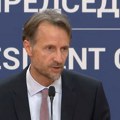 ФОТО: Шеф Делегације ЕУ у Србији фон Бекерат у Новом Саду одао пошту страдалима у паду надстрешнице