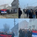 Prelepe slike iz Kosovskog Pomoravlja: Srbi sa trobojkom složno na glasanje FOTO