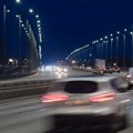 Uznemirujuć snimak! Nasred auto-puta ščepao ženu za kosu i izbacio je iz džipa pred automobile u punoj brzini!