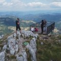 Decenijama u senci poznatih planina, a danas osvaja turiste. Ljudi dolaze iz celog sveta na ovaj masiv, sa njega puca pogled…
