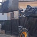 Nelegalno bacao smeće, pa mu službe sve vratile na prag! Rumun pravio deponiju na njivi, a onda mu je stigla bagerom direktno…