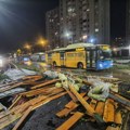 FOTO: Deo krovne konstrukcije pao oko Naučno-tehnološkog parka i kružnog toka