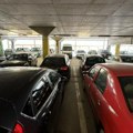 Haos na parkingu tržnog centra u Čačku: Vozači sakrili svoja vozila da nema gde igla da padne, menadžment ih zamolio da…
