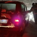 Dve osobe zavejao sneg u automobilu: Spasli ih vatrogasci na izrazito nepristupačnom terenu