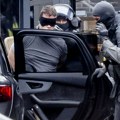 Ухапшен мушкарац с повезом на глави који је држао таоце у кафићу у Холандији