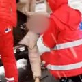 Dramatična scena u šumicama Žena se onesvestila na autobuskoj stanici (video)