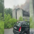 Veliki požar u farbici u Ripnju: Crni dim se širi naseljem, šest vatrogasnih vozila na terenu (video)