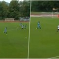 Kao brzi voz, uhvati ga ako možeš... Ovaj fudbaler Čukaričkog je čudo prirode! Ima 17 godina i ubedljivo je najbrži -…