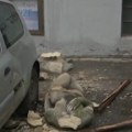 Statua pala na trotoar u Ulici kneza Miloša, oštećen automobil