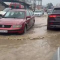 Potop na ulicama Novog Pazara, snimljen čak i mali gejzir! Saobraćaj bio paralisan, poplavljeni i trotoari