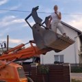 Popela se u kašiku bagera, vozač je "uneo" na veselje: Srpska pevačica iskopirala Ćanu, snimak osvanuo na mrežama