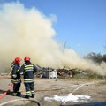 Požar u fabrici za preradu drveta u Kuršumliji, vatrogasci i građani na terenu