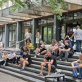 FOTO: Nekoliko desetina ljudi na skupu ispred novosadskog suda - danas bez blokade