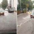 Poplavljene ulice u Kraljevu nakon jake kiše: Vozači zaustavljaju automobile pored puta (Video)