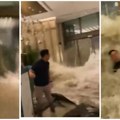 Zastrašujući snimak iz kine Ogroman vodeni talas probija u hotel, ljudi vrište dok ih jaka struja obara i nosi (video)