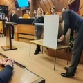 Skupština Novog Sada zaseda danas: Zborovi najavili protest, ispred zgrade ograde
