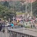 Demonstranti napali policiju: Ima povređenih, korišćene i eksplozivne naprave u potpunom haosu u Bogoti (video)
