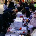 (FOTO) Studenti i građani u akciji "Raspiši pobedu": Prikupljaju se potpisi za raspisivanje izbora