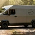 Ruski kombi od nerđajućeg čelika inspirisan Teslinim Cybertruckom
