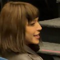 Ovu glumicu niko nije očekivao na Jakovu: Stigla tik pred početak, sa svih strana je saleću fanovi za slikanje