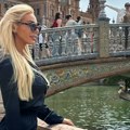 Bojana Lazić napustila Srbiju Voditeljka Pinka uživa na odmoru, pleše sa uličnim sviračima i ne skida osmeh (foto)
