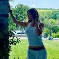Napustila vilu na Dedinju, sada ima svoju baštu i sadi povrće. Poznata Srpkinja se udala za fudbalera i promenila život iz…