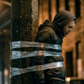 Traži se "Betmen" Policija lovi osvetnika koji navodne lopove vezuje za bandere, snimci su nadrealni!
