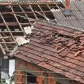 Oluja rušila krovove i uništila useve: Cela opština ostala bez struje - Haos u Štrpcu (video)