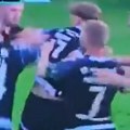 (VIDEO) Navijač upao na teren i nasrnuo na fudbalere!