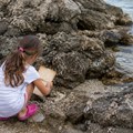 "Od sutra se više nikada nećemo videti!" Devojčica na plaži pronašla pismo iz 1997. godine: Njegov sadržaj dirnuo mnoge (foto)…