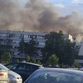 Bukti požar u Bloku 71, dim vidljiv iz drugih delova Novog Beograda: Vatrogasci na terenu (foto)