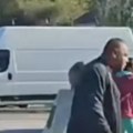 Stravičan napad u Kuli Sekirom razbijao štandove SNS, povredio dvoje aktivista (video)