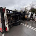 Prevrnuo se šleper na Rudniku, prve slike s mesta nesreće: Blokiran kolovoz, saobraćaj zaustavljen