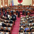 Uvrede i fizički sukob u parlamentu Albanije: Opozicija otimala glasačke kartice poslanicima