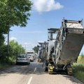 Obustavljen saobraćaj na deonici Sremska Mitrovica – Veliki Radinci. Dozvoljen prolaz samo poljoprivrednicima