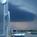Srbija na udaru nove superćelijske oluje: Šokirano smo gledali u mračni zloslutni oblak, dolazi opet i donosi strašno…