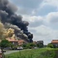 Dvoje povređeno u požaru u Zemunu Crni dim prekrio nebo (video)