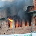 Bukti vatra: Požar u porodičnoj kući u Mostaru, vatrogasci na terenu (foto)